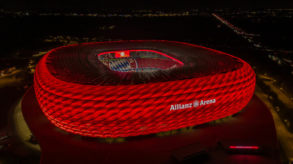 Allianz Arena leuchtet rot